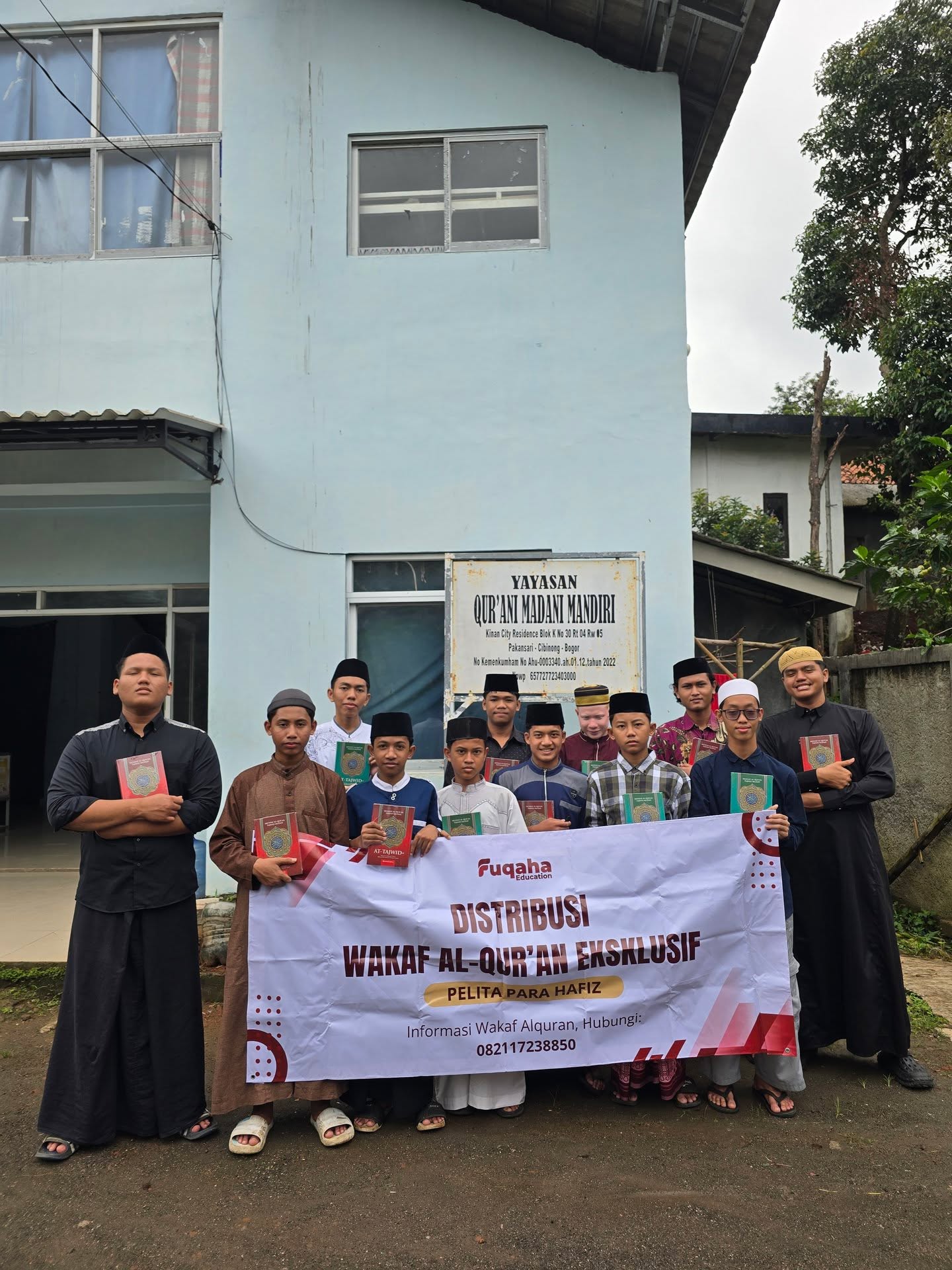 Alhamdulillah wakaf Quran eksklusif khusus untuk para penghafal Quran sudah kami distribusikan ke para santri di Pondok Tahfiz Sahabat Qur'an At-Tauhid di Kinan City Residence, Cibinong, Bogor.

Kami ucapkan terima kasih kepada Bapak Ibu Donatur atas wakaf Al-Qur’an melalui Fuqaha Indonesia. Semoga setiap huruf yang dibaca, setiap ayat yang dihafal, dan setiap kebaikan yang lahir darinya menjadi pahala yang terus mengalir tanpa putus serta menjadikannya amal jariyah yang kekal dan penuh keberkahan.

Bagi Bapak/Ibu yang ingin turut serta dalam program wakaf berikutnya, silakan menyalurkan sedekah melalui:
Bank Mega Syariah
Nomor Rekening: 1000331022
a.n. Fuqaha Education

Informasi: 082117238850

Semoga Allah Subhanahu Wa Taala membalas setiap kebaikan dengan keberkahan berlipat ganda.